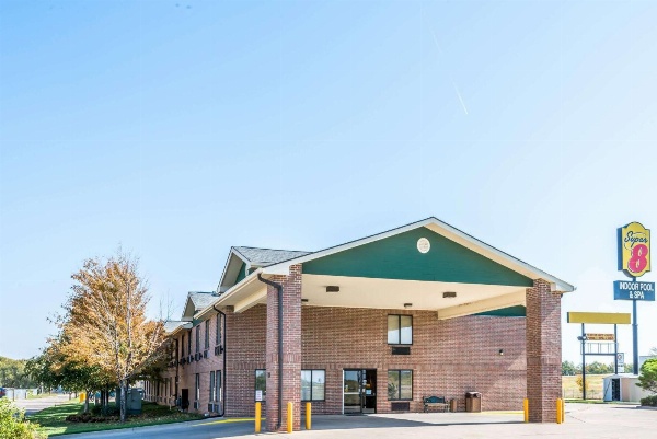 Super 8 by Wyndham Salina I-70 image 1