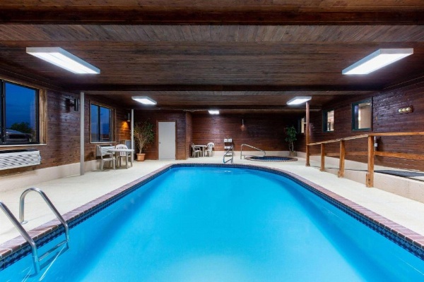 Super 8 by Wyndham Salina I-70 image 11