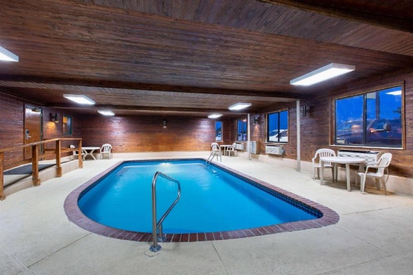 Super 8 by Wyndham Salina I-70 image 12