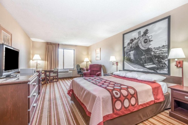 Super 8 by Wyndham Salina I-70 image 13