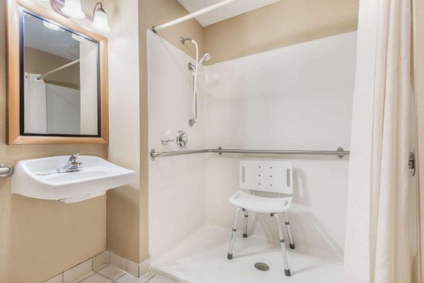 Super 8 by Wyndham Salina I-70 image 14