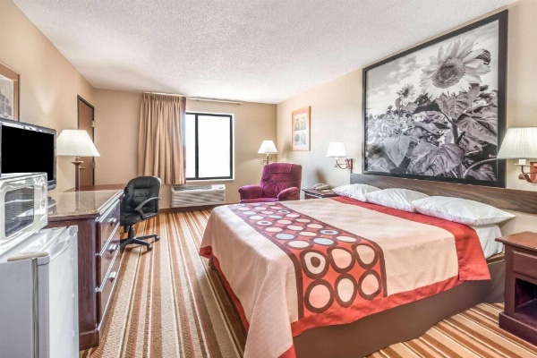 Super 8 by Wyndham Salina I-70 image 15