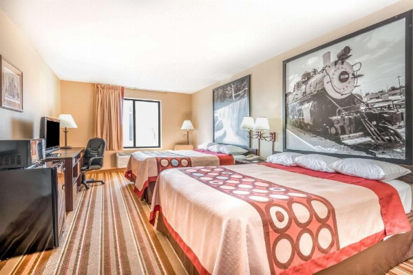 Super 8 by Wyndham Salina I-70 image 16