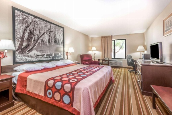 Super 8 by Wyndham Salina I-70 image 17