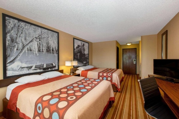 Super 8 by Wyndham Salina I-70 image 19