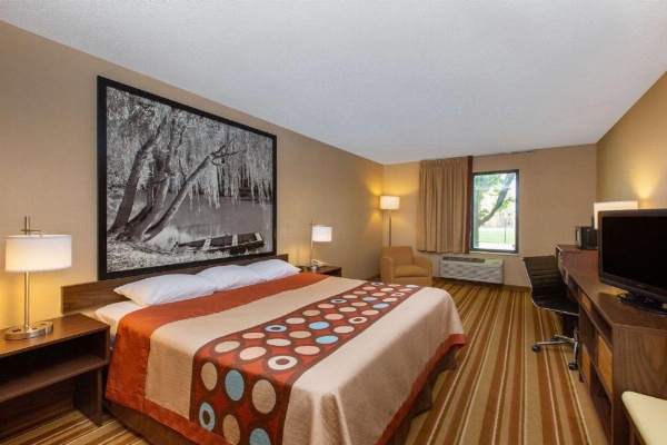 Super 8 by Wyndham Salina I-70 image 20