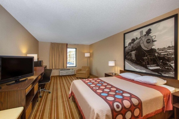 Super 8 by Wyndham Salina I-70 image 21