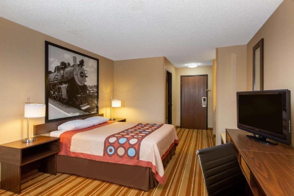 Super 8 by Wyndham Salina I-70 image 22