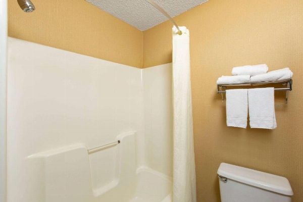 Super 8 by Wyndham Salina I-70 image 24