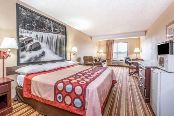 Super 8 by Wyndham Salina I-70 image 27