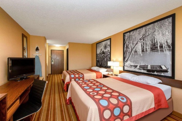 Super 8 by Wyndham Salina I-70 image 29