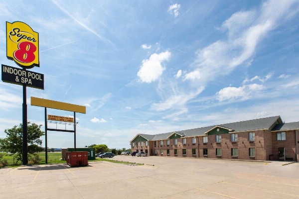 Super 8 by Wyndham Salina I-70 image 4