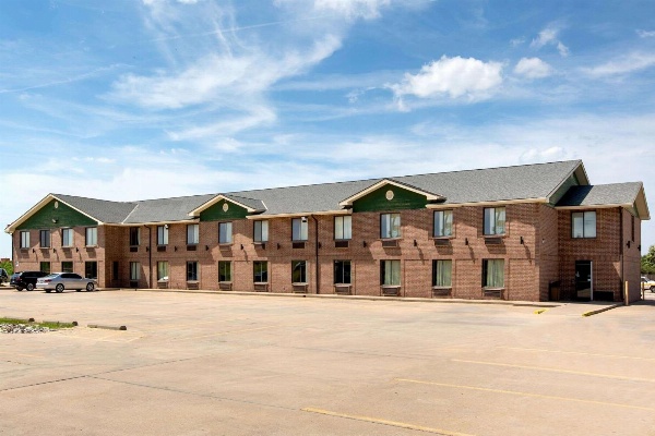 Super 8 by Wyndham Salina I-70 image 5