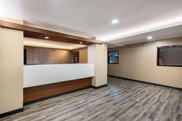 Super 8 by Wyndham Salina I-70 image 7