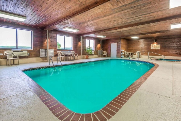 Super 8 by Wyndham Salina I-70 image 8