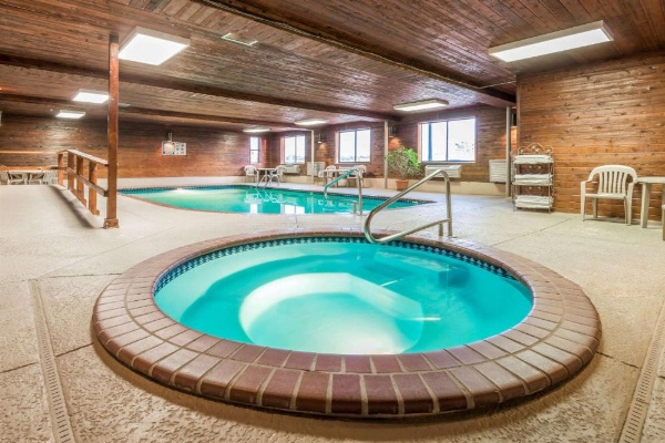 Super 8 by Wyndham Salina I-70 image 9